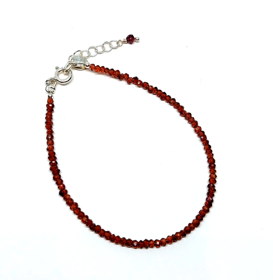 Bracelet ByKila with garnet and gold-plated sterling silver beads (925)