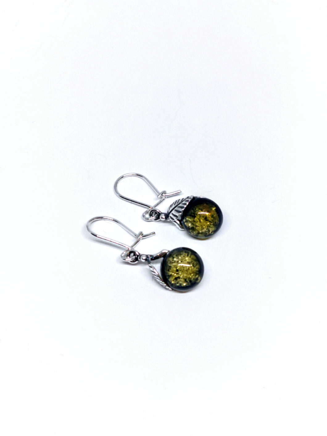 <transcy>Green Amber hanging ear studs with "grape" pattern (925)</transcy>